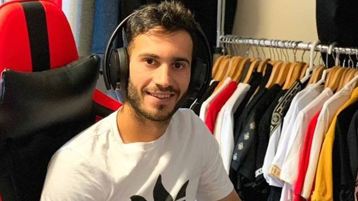 José Carlos Lazo jugando a la Play Station en casa.