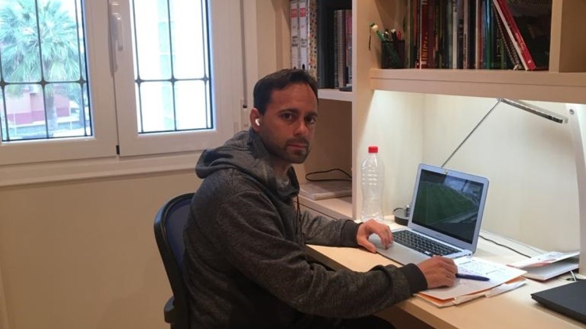 Fran Fernández en el despacho de casa.