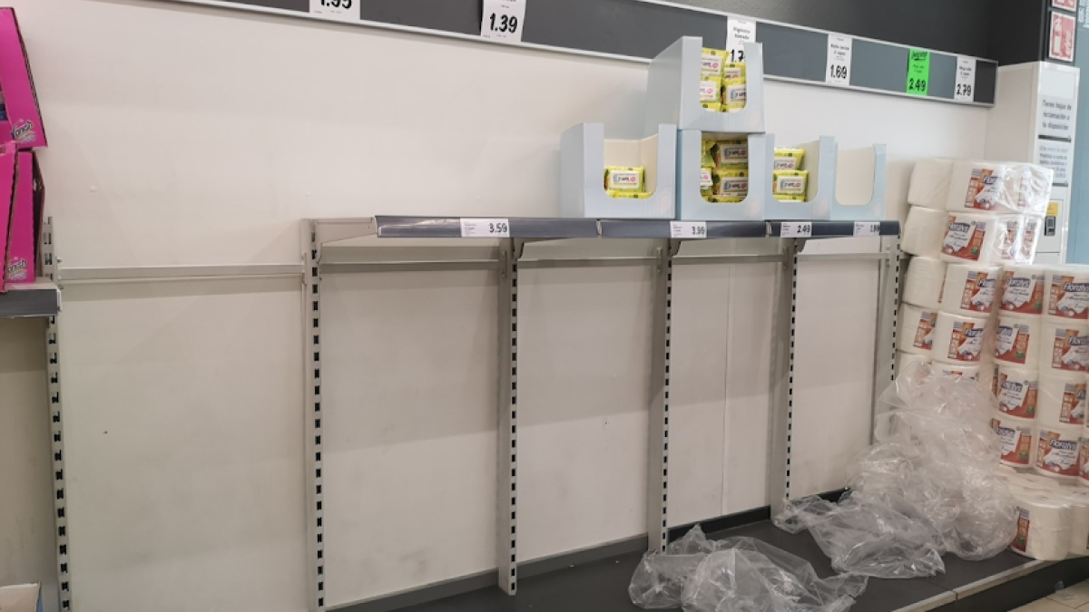 Estanterías de papel higiénico vacías en un supermercado de la capital