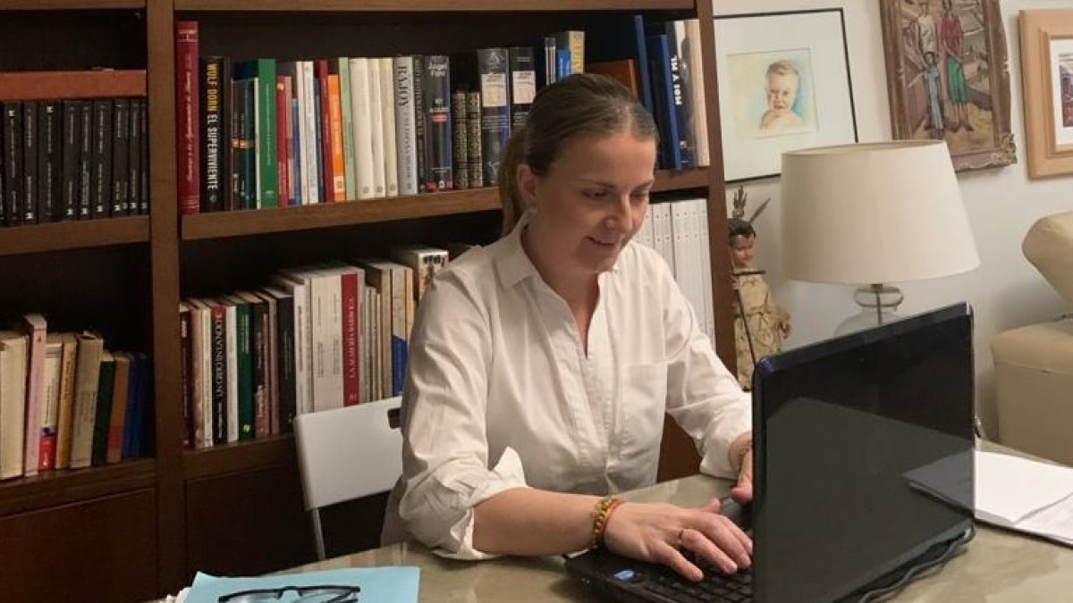 María Luisa Cruz trabajando desde el despacho de casa.