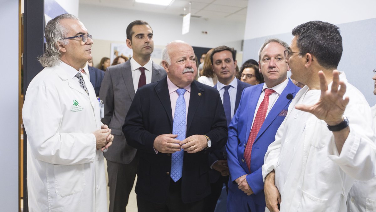 Manuel Vida, a la izquierda, durante una visita del consejero de Salud, en el centro, a Torrecárdenas.