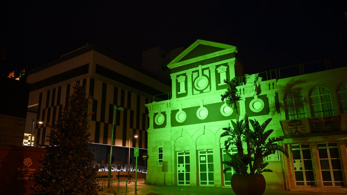 La fachada del Teatro Apolo se ilumina de verde como homenaje a los sanitarios.