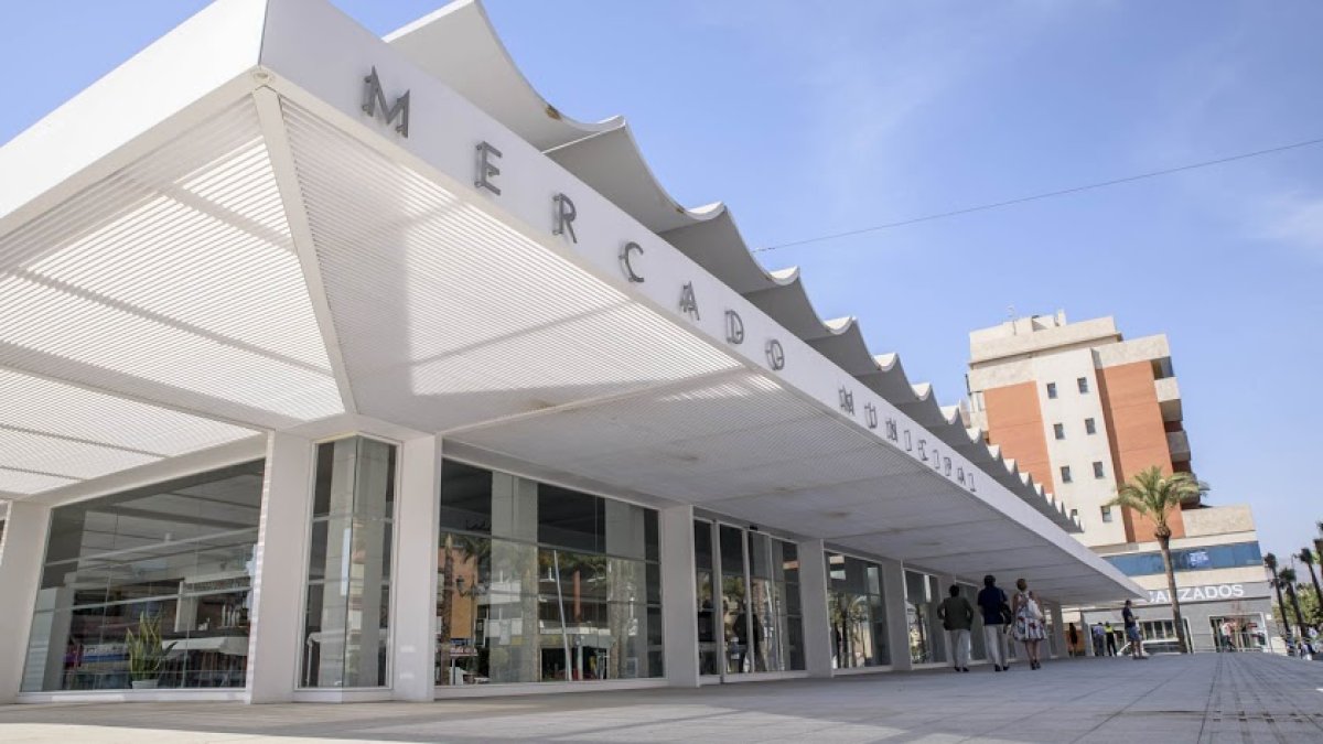 Imagen del exterior del Mercado de Abastos de Roquetas.