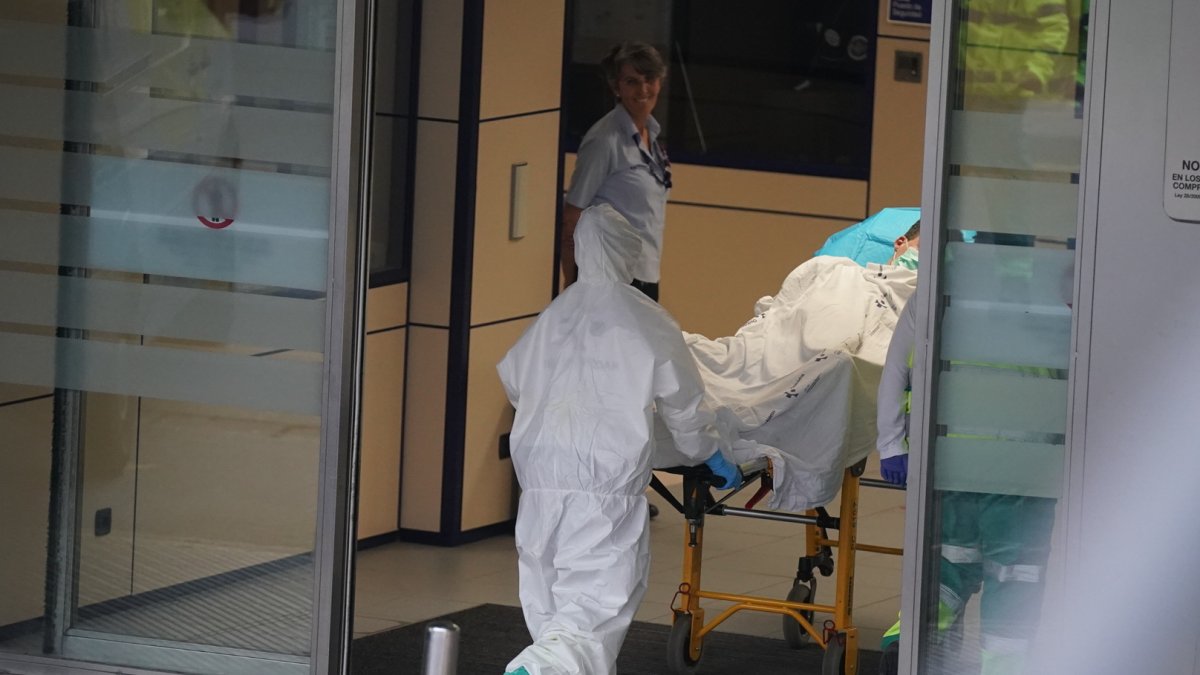Un paciente entra en camilla en un hospital de la capital almeriense.