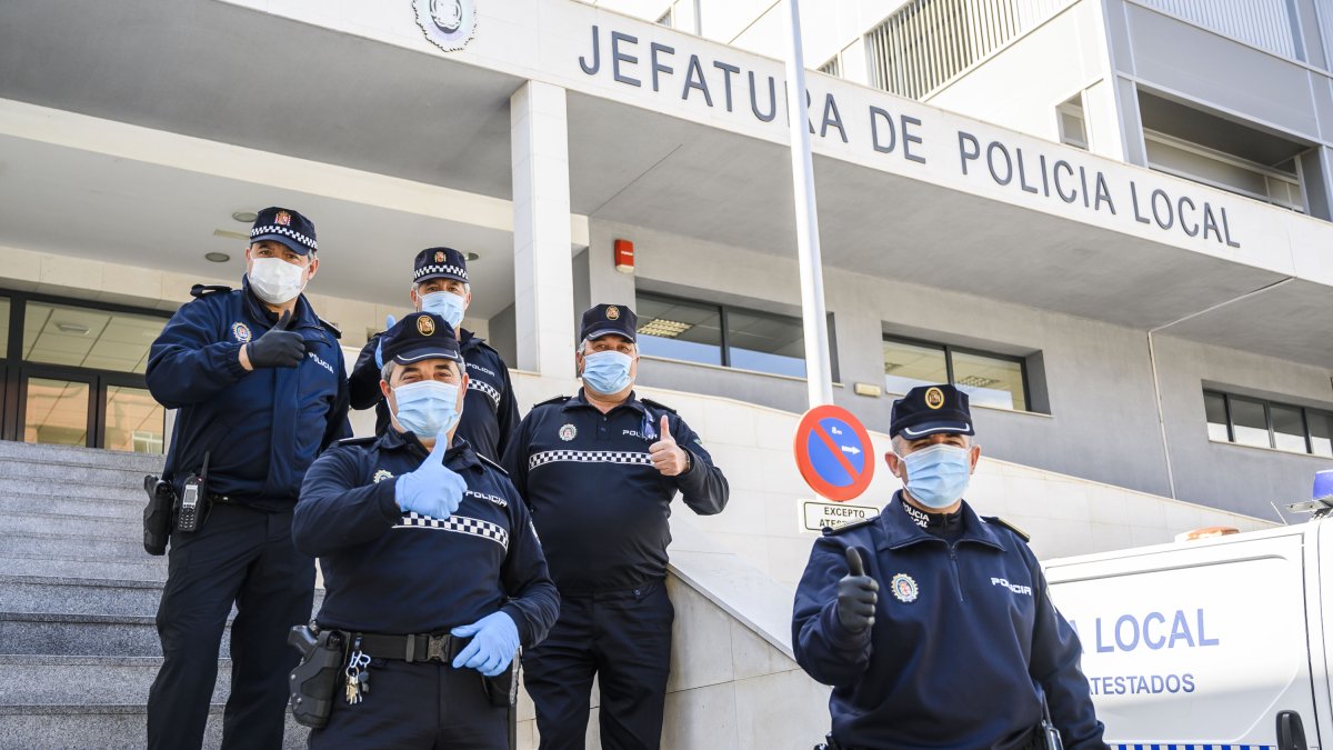 Policías con el material que han recibido de ALTEA.