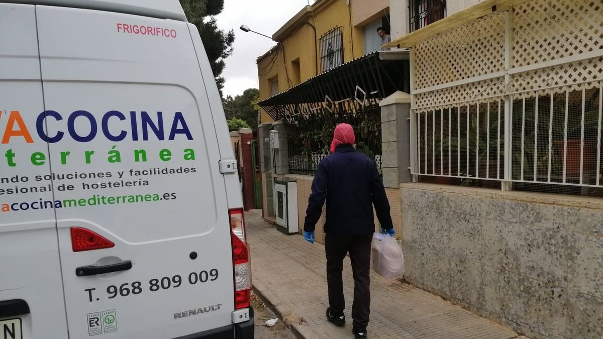 La restauración con entrega de comida a domicilio se considera actividad esencial.