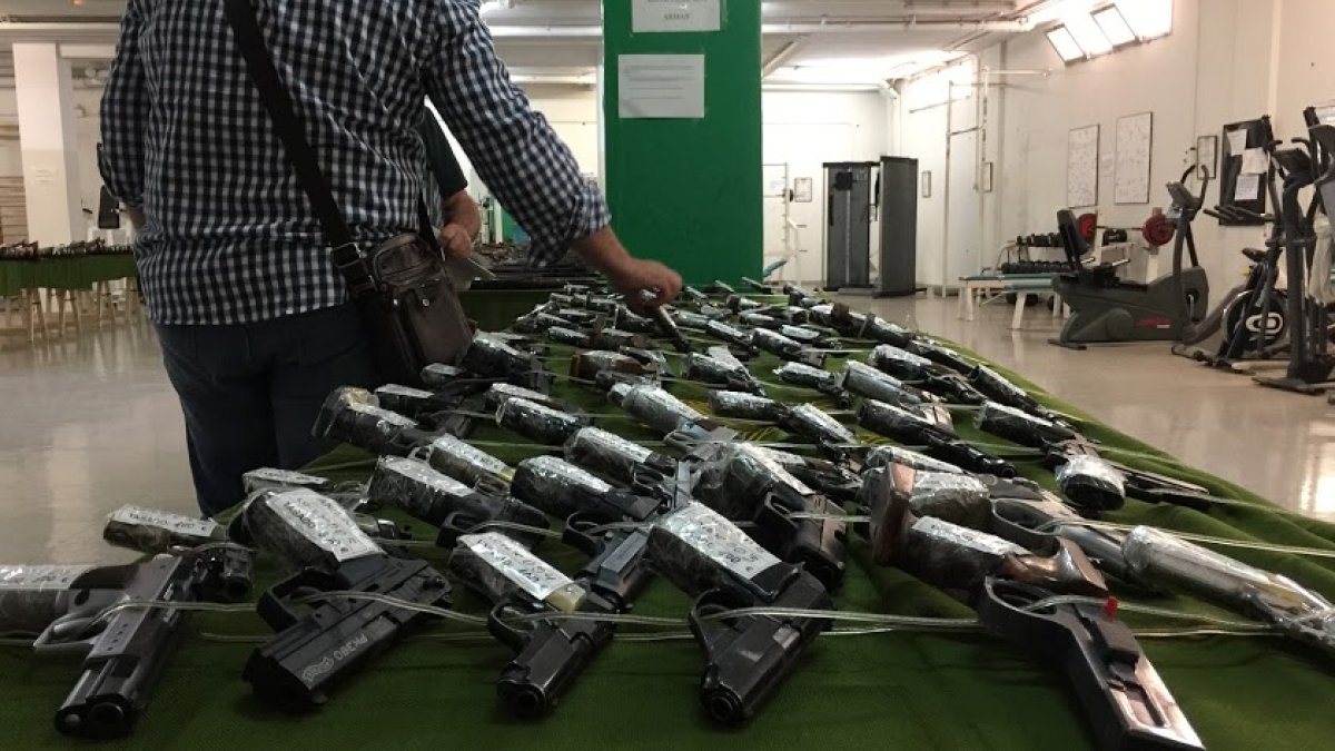Pistolas expuestas en la Comandancia de Almería para su subasta.