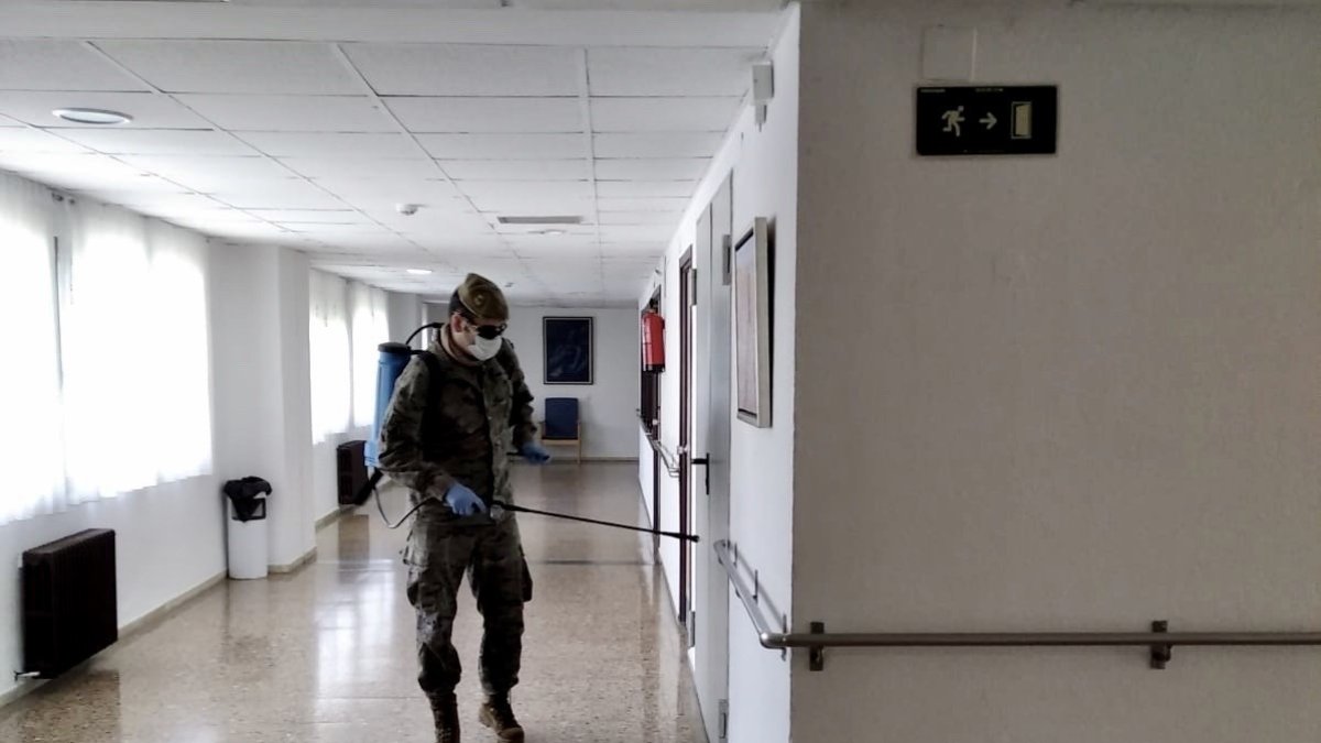 El Ejército de Tierra durante las labores de desinfección en una residencia de Ávila.
