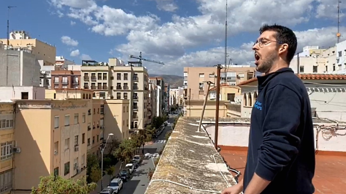 El tenor Juan de Dios Mateos interpreta Amapola desde su terrao.