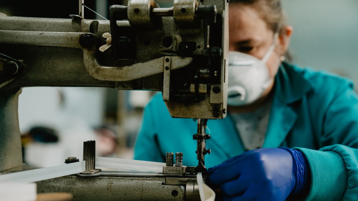 Una trabajadora de Calzados Pitillos en La Rioja fabrica material sanitario.