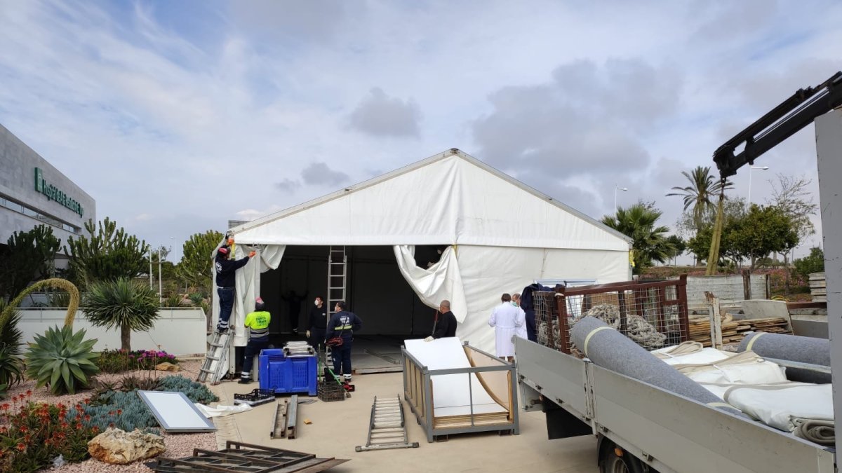 Montaje de la carpa en El Toyo