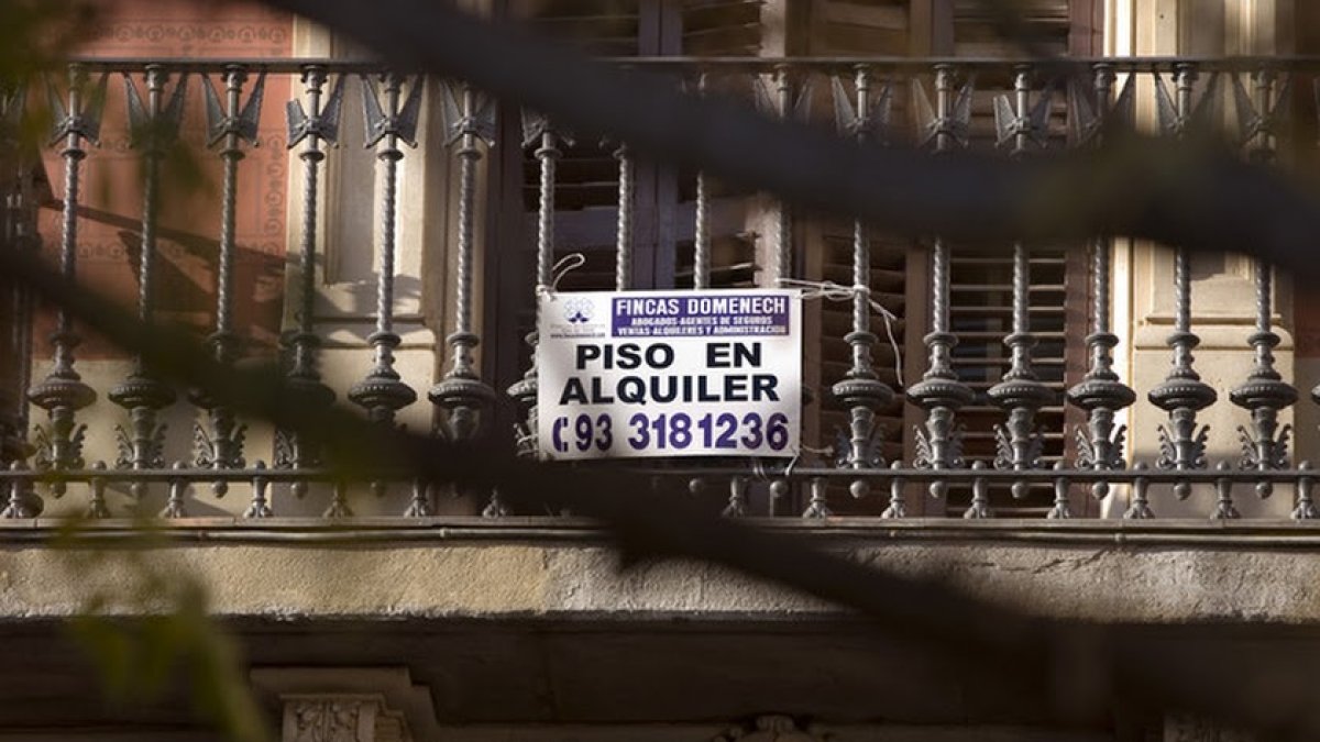 Cartel de Se alquila en una vivienda en la capital.