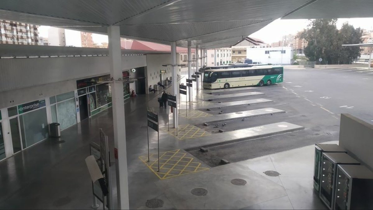 Andenes de la estación intermodal prácticamente vacía