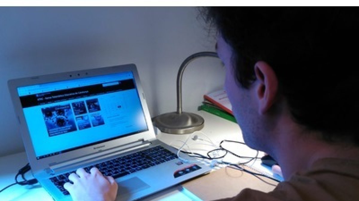 Un profesor prepara una clase on line