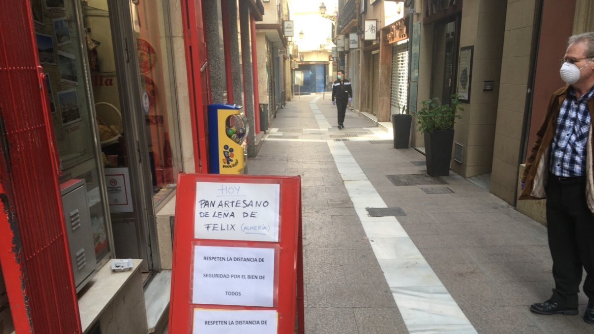 En la calle Las tiendas tan solo resisten abiertos dos colmados de alimentación.