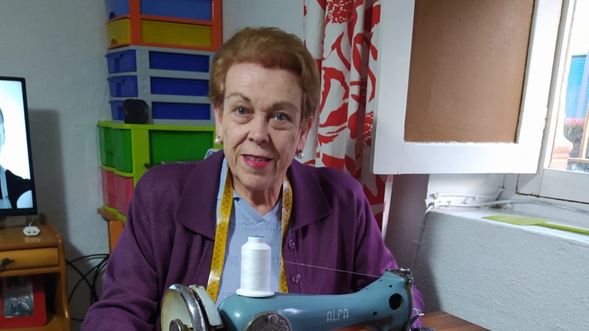 Una vecina de La Mojonera colaborando desde su casa.