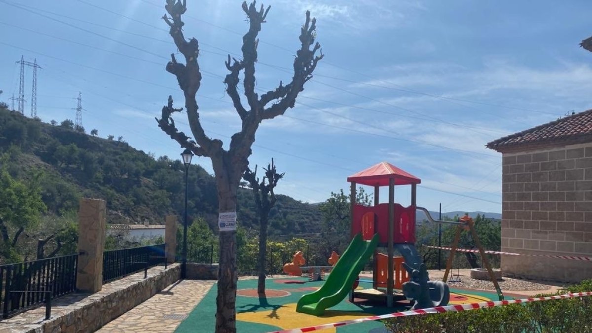 Parque infantil de Alcolea precintado por la crisis.