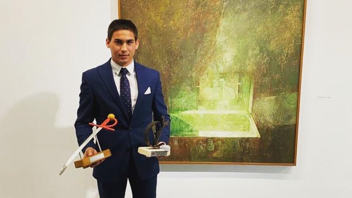 Cabrera con sus dos premios de la feria de Blanca.