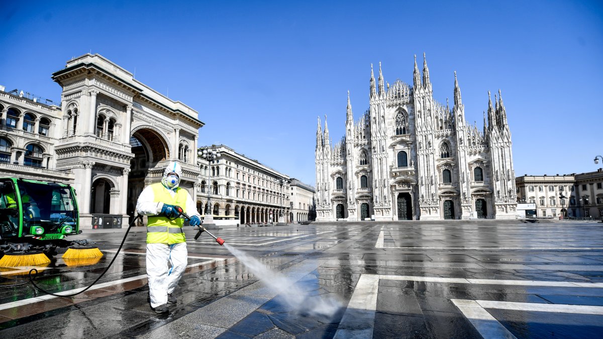 Labores de limpieza en la Plaza del Duomo de Milán.