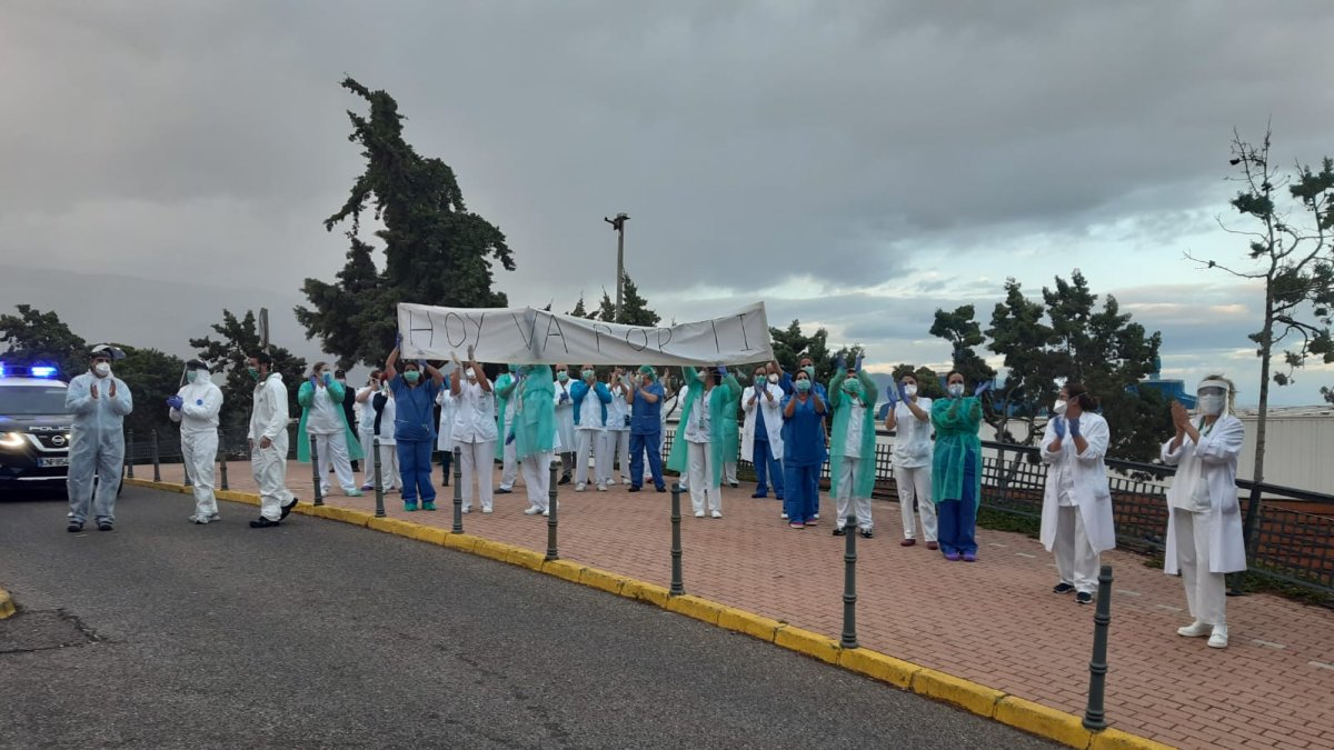 Sanitarios del Hospital del Poniente de Urgencias le dedican su aplauso a sus compañeros de UCI.