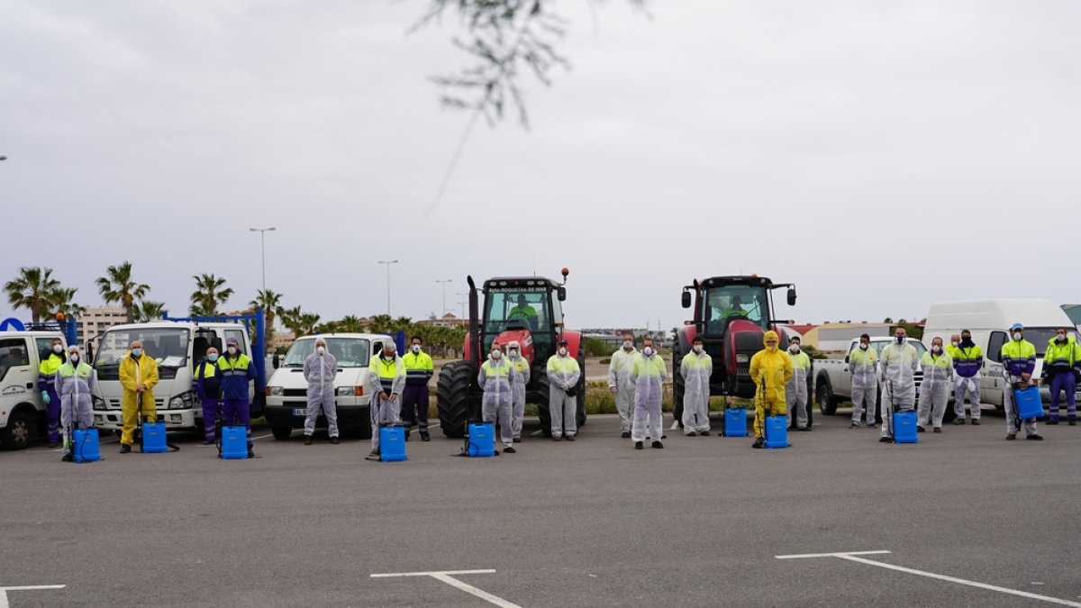 Trabajadores municipales durante sus labores.