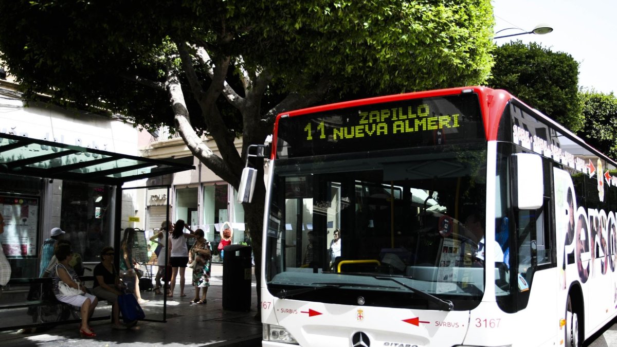 Un autobús de la línea 11, en la parada del Paseo de Almería.