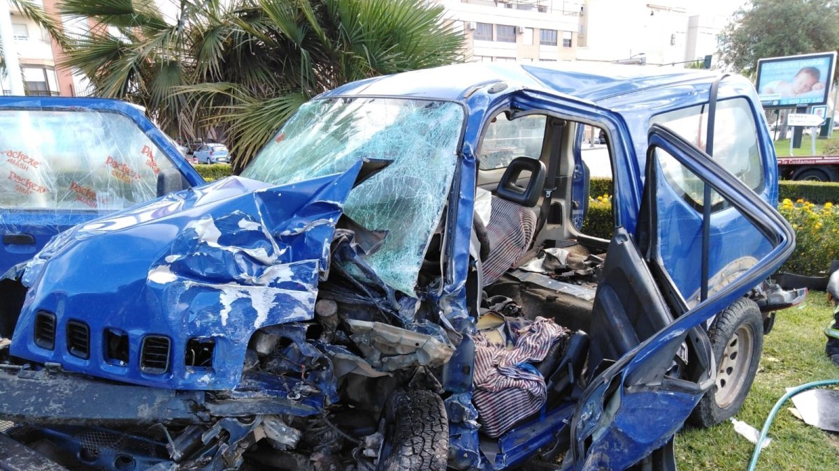 Vehículo siniestrado en la rotonda de Pescadería.
