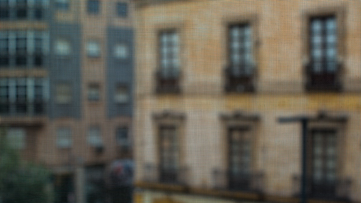 Serie con la que el fotógrafo explora la experiencia del confinamiento desde su casa.