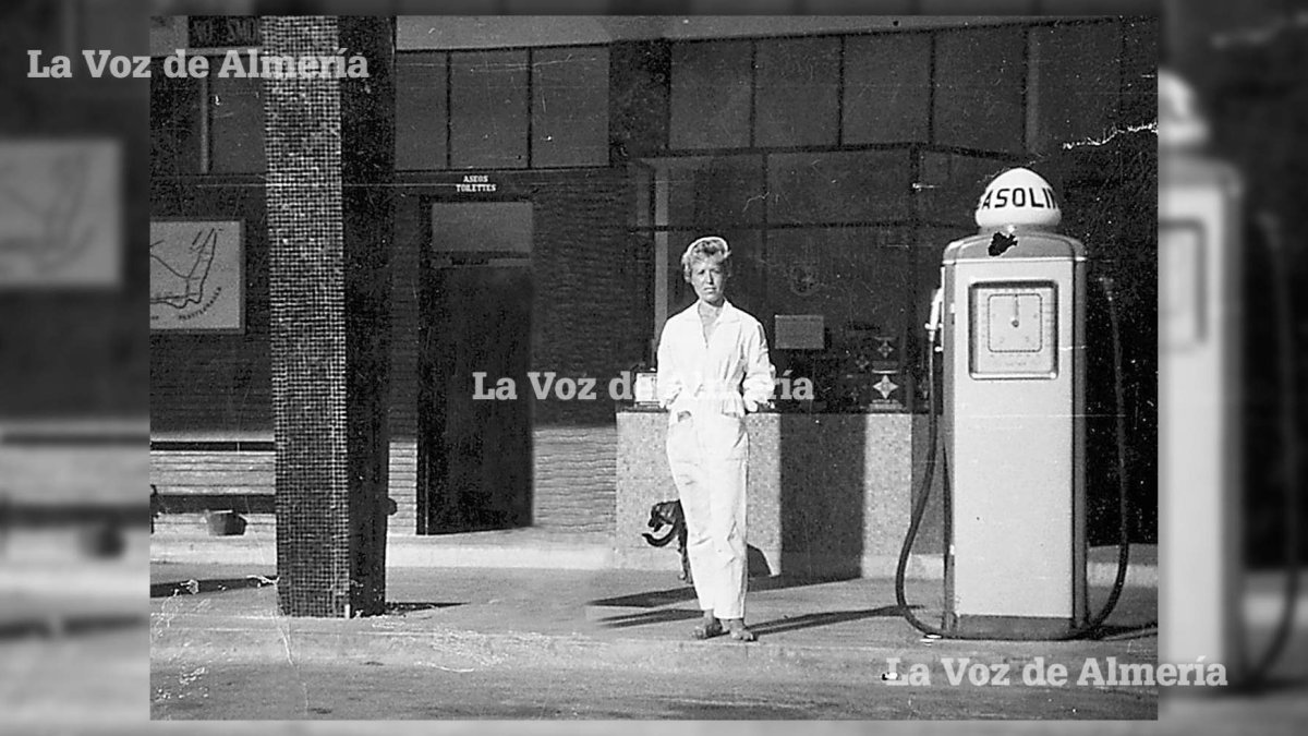 Araceli Plaza fue la primera mujer en Almería que trabajó como empleada en una gasolinera. No dudaba cuando tenía que ponerse el mono blanco.