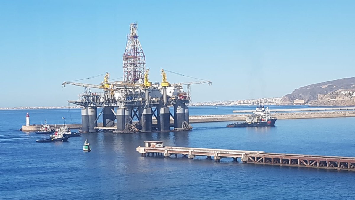 La plataforma petrolífera Ocean Confidence a su llegada al Puerto de Almería.