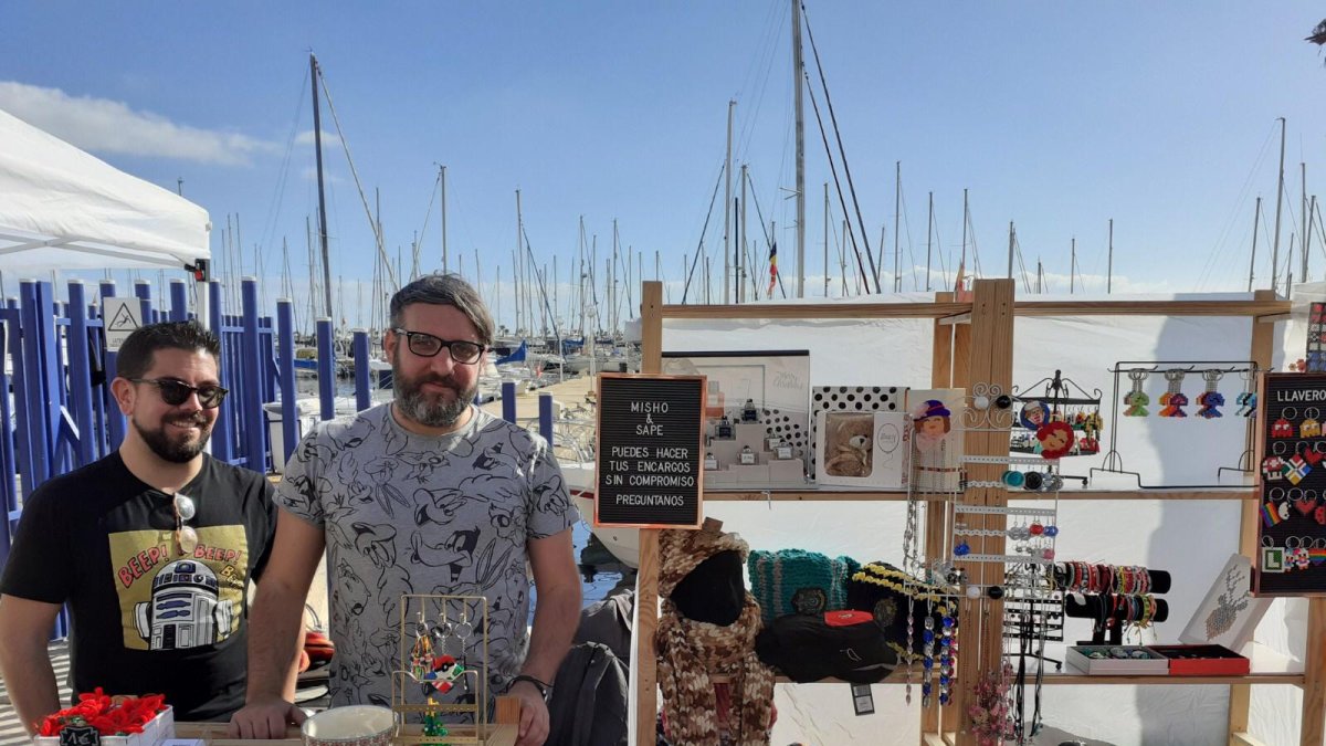 La empresa, en un puesto en el Puerto de Aguadulce.