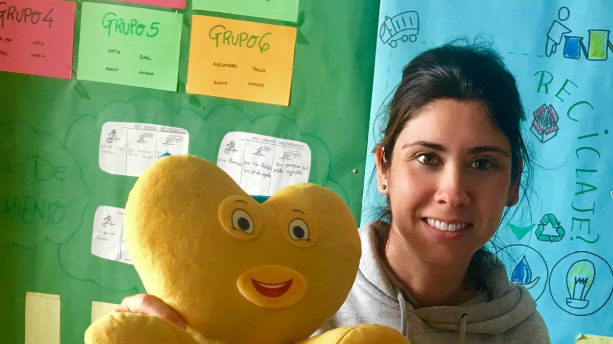 Emo tiene forma de corazón y ayuda a los niños a desarrollar su intelecto.