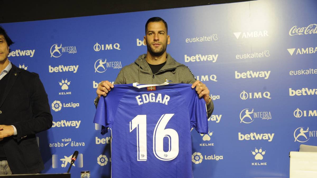 Édgar Méndez en su presentación con el Deportivo Alavés.