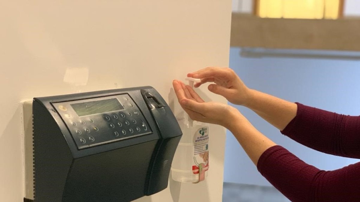 Imagen de una persona utilizando un gel.