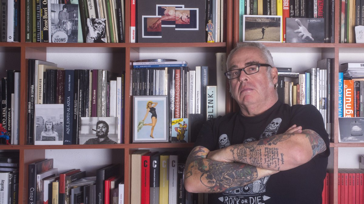 Antonio Jesús García ‘Ché’, junto a los estantes que fotografía.