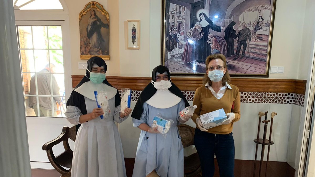 Donación de Cosentino a la Residencia de las Hermanitas de los Desamparados.