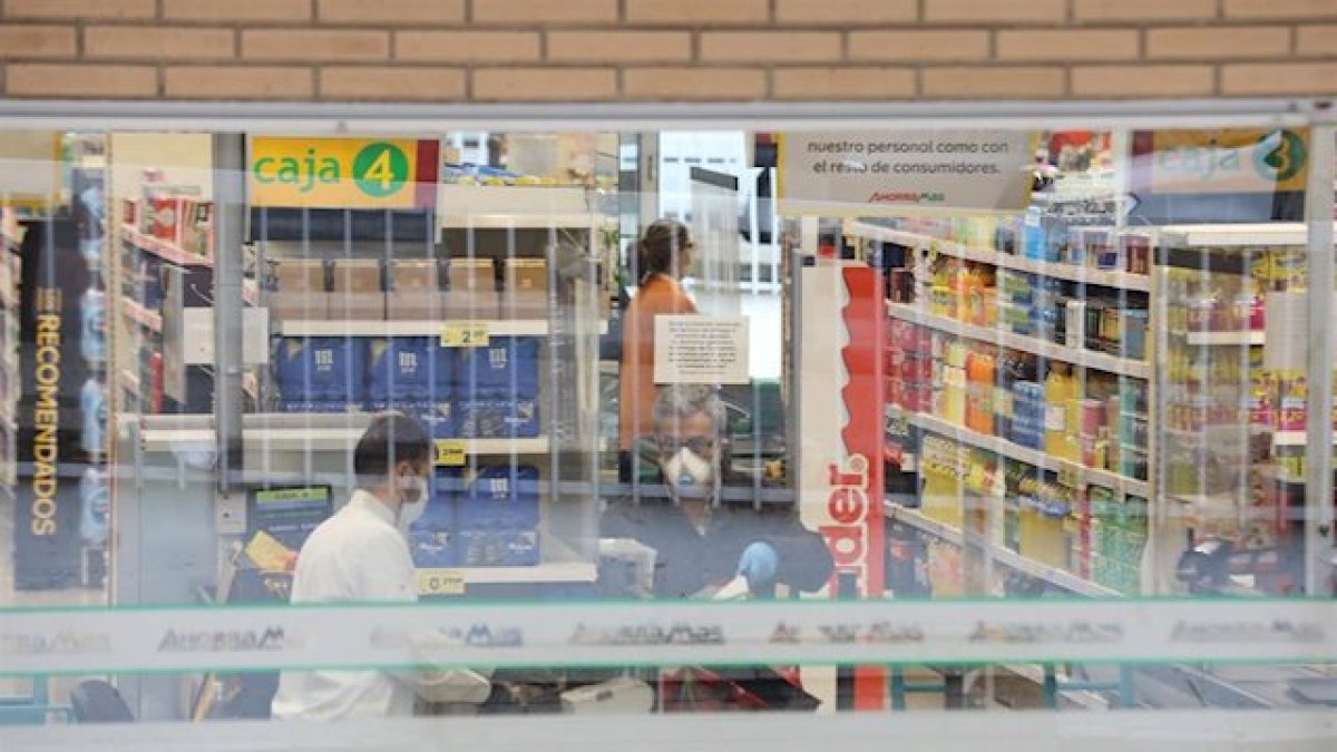 Los supermercados toman precauciones para mantener la seguridad.