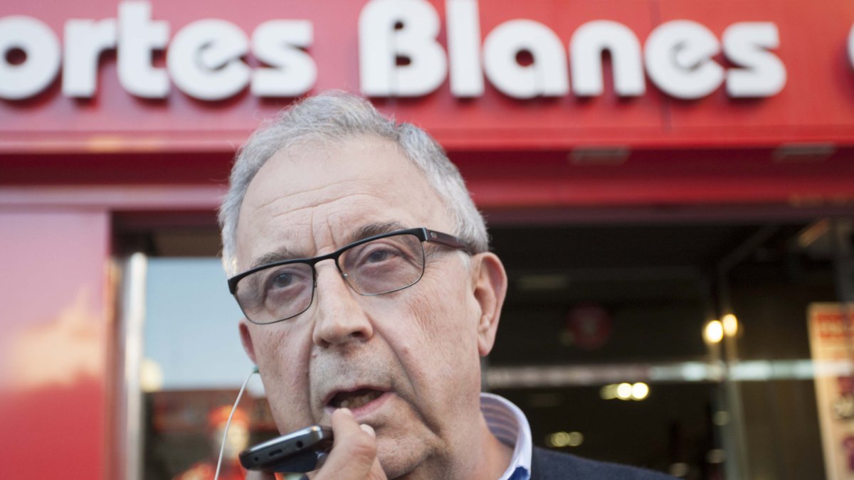 Guillermo Blanes atendiendo a la SER en Obispo Orberá.