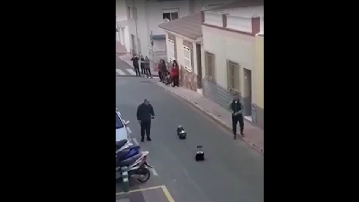 Captura de pantalla del vídeo en el que se puede ver a dos vecinos conduciendo los coches.