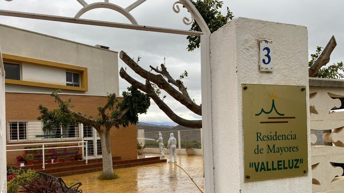 Labores de desinfección en la residencia de mayores Valleluz de Íllar por parte de la UME.