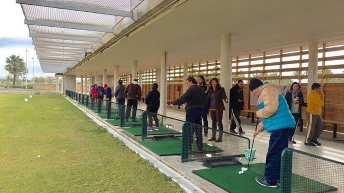 Imagen de diferentes usuarios disfrutando de la Escuela Pública de Golf de El Toyo.