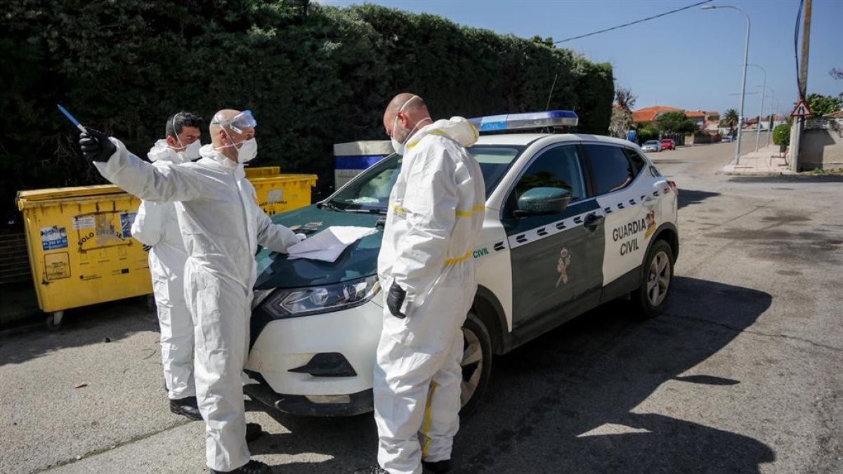 Guardias Civiles con equipos de protección frente al coronavirus.