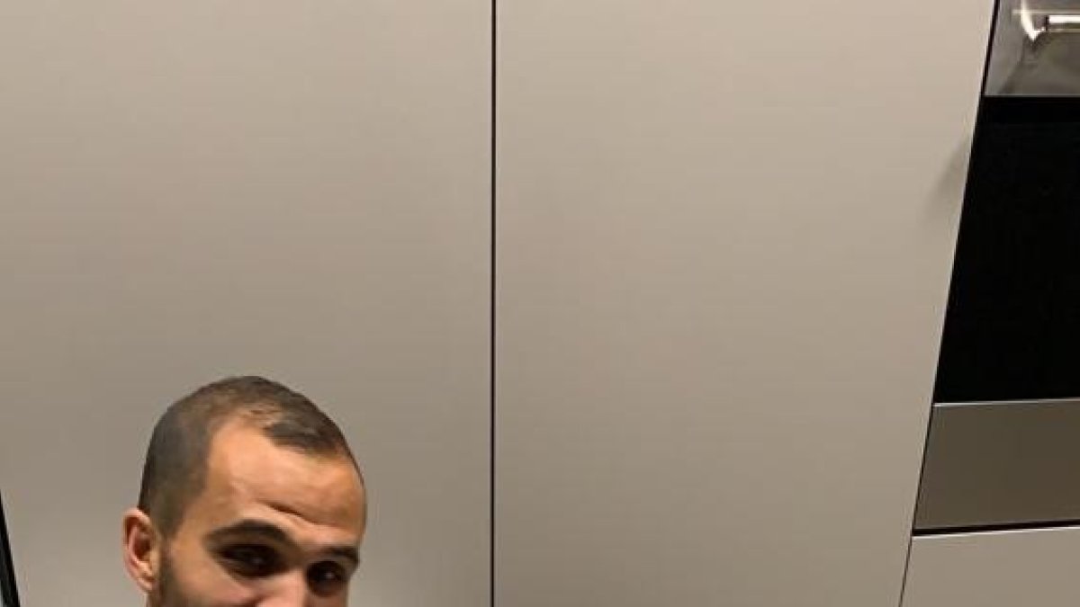 Verza con una de sus hijas en casa.