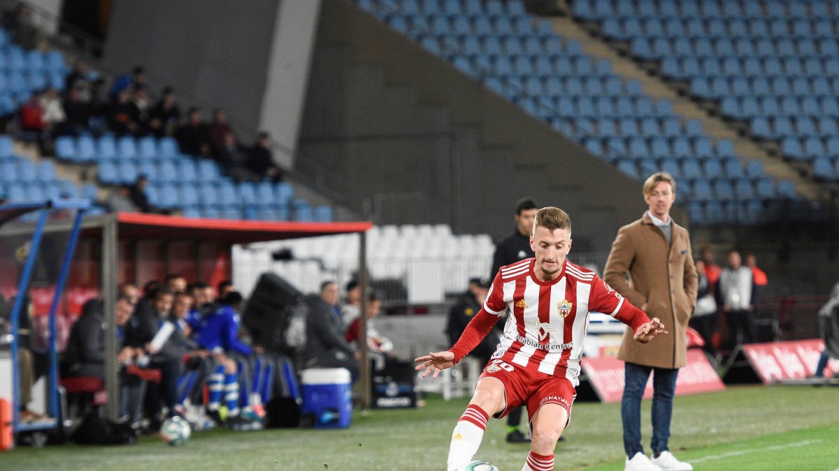Iván Balliu, en el Almería-Deportivo.