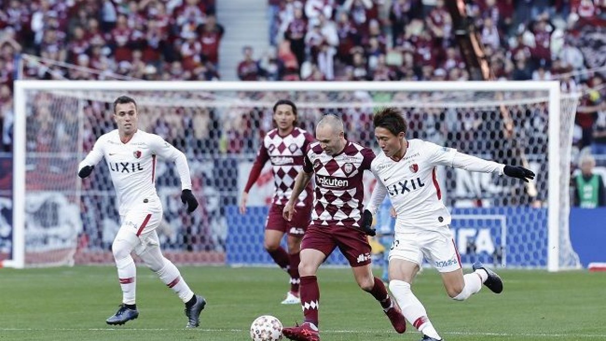 Andrés Iniesta conduce la pelota.