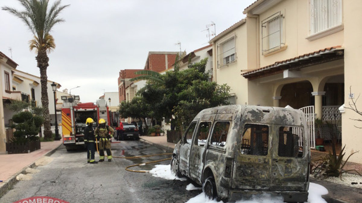 El vehiculo ha quedado totalmente calcinado.