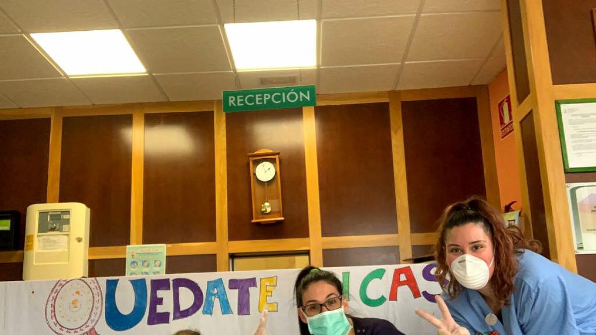 Tres trabajadoras del centro, en una imagen publicada en el Facebook de la residencia.