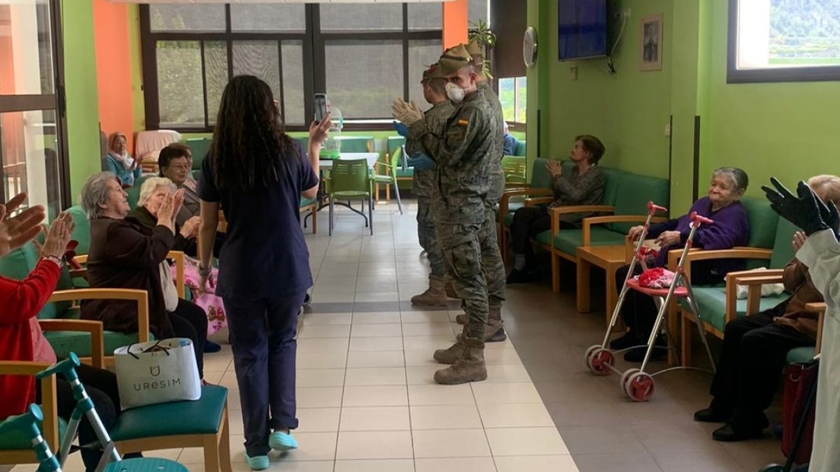 La Legión en el Centro de Mayores de Terque, ayer por la mañana.