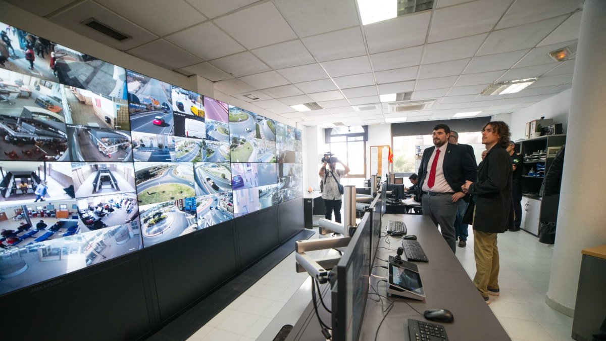 El concejal, Francisco Gutiérrez, supervisando las cámaras de vigilancia.