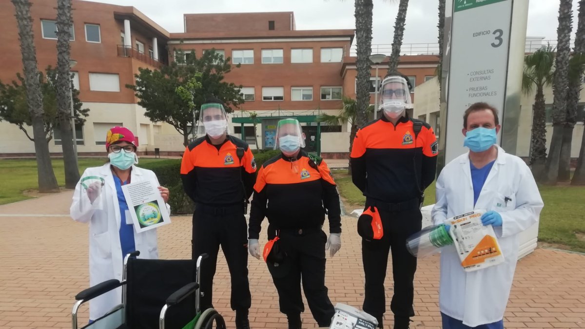Voluntarios de Protección Civil haciendo entrega del material.